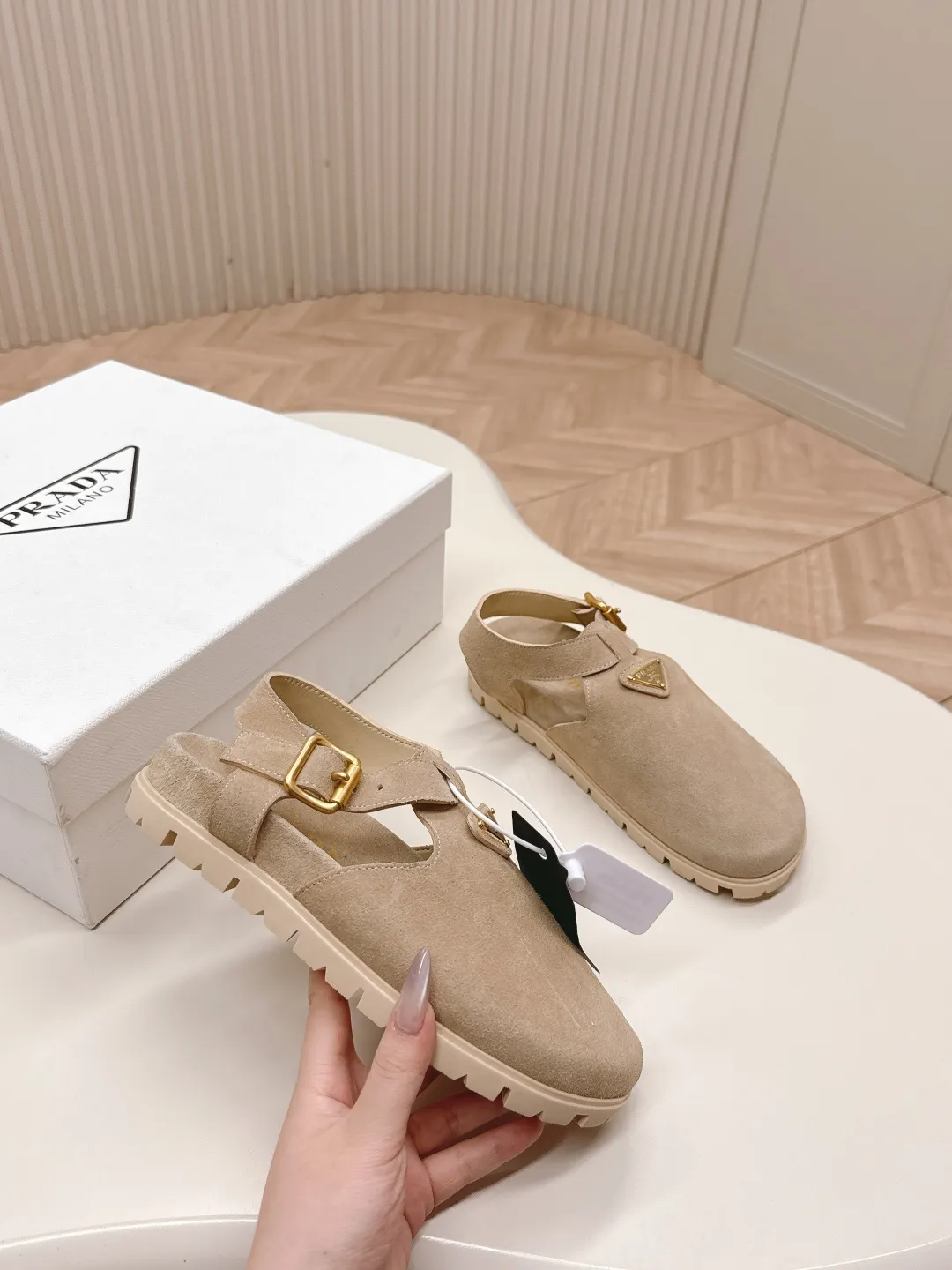 👟👟Ex-factory price 580👟👟Prada Boken bread shoes 2025 spring and summer new thick-soled sandals Velcro triangle buckle bread toe half slippers Latest catwalk series Classic upgrades Comfort and fashion coexist Each color combination looks good, and the design matches different style needs Upper: nubuck leather Inner: Original customization Outsole: TPU sole Shoe size: 35-41 (40.41 customization is non-refundable and non-exchangeable)
